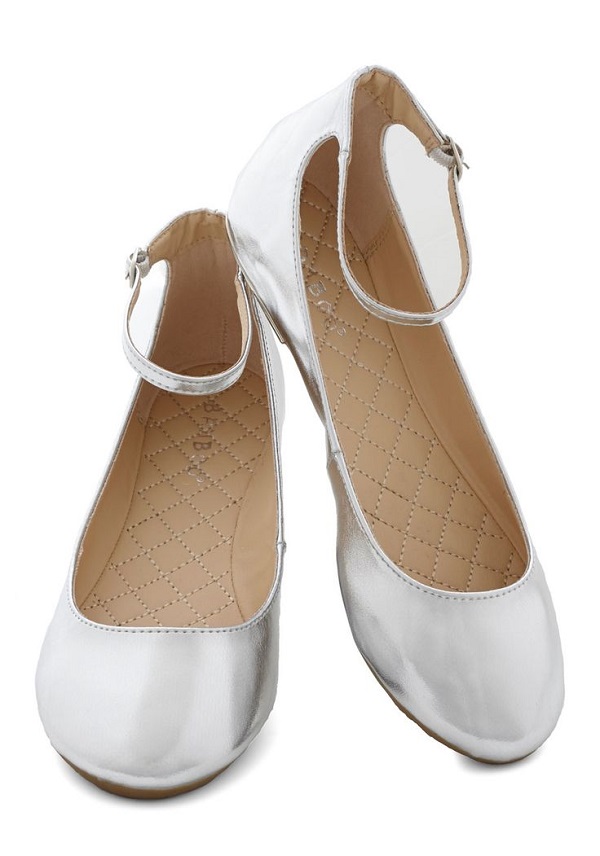 Buy the Beautiful shoes of silver flats for your outing – StyleSkier.com